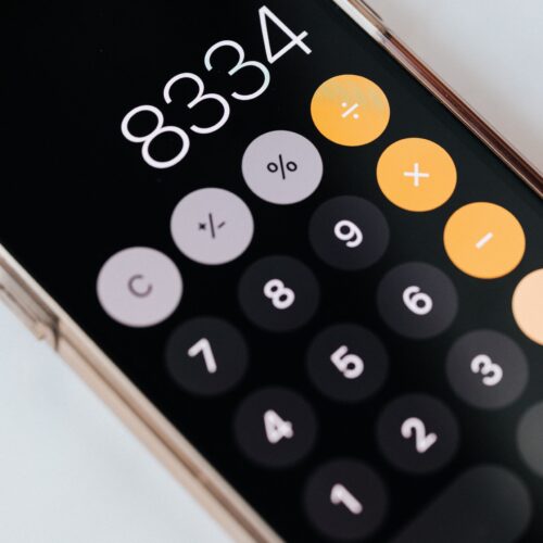 smartphone-with-calculator-app-showing-total-amount-4386293 Przejrzyste warunki pracy w Belgii i Holandii | PrismaWorx