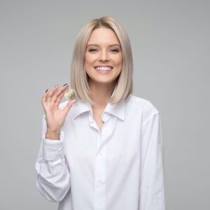women-wearing-white-long-sleeved-collared-shirt-holding-1037915 copy Dobrze płatna praca w Holandii i Belgii | Agencja PrismaWorx